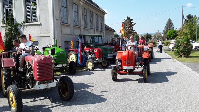 Der Traktorclub Schandorf/Cemba machte seine erste Ausfahrt. | Foto: Georg Lubas
