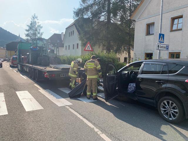 Ein Auto prallte in das Heck eines Sattelkraftfahrzeuges. Die Feuerwehr kümmerte sich unter anderem um ausgelaufenes Kühlmittel.