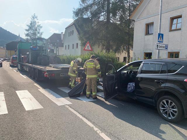 Ein Auto prallte in das Heck eines Sattelkraftfahrzeuges. Die Feuerwehr kümmerte sich unter anderem um ausgelaufenes Kühlmittel. | Foto: Freiwillige Feuerwehr Tamsweg