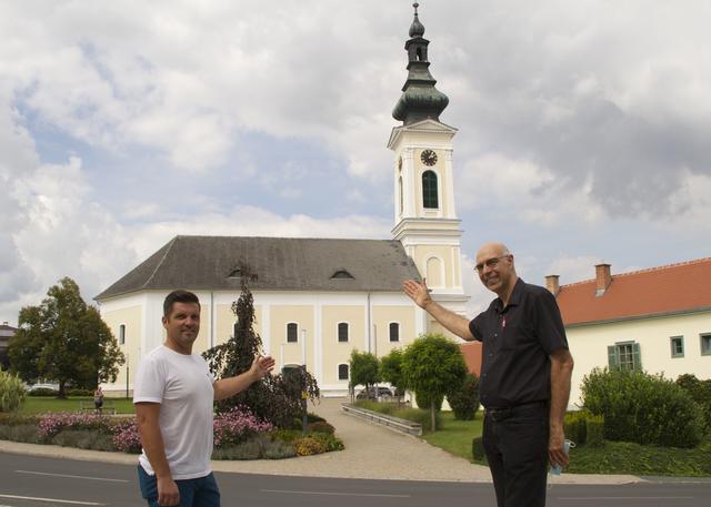 Martin Muhr von UNIDEKO und Pfarrer Gerhard Harkam