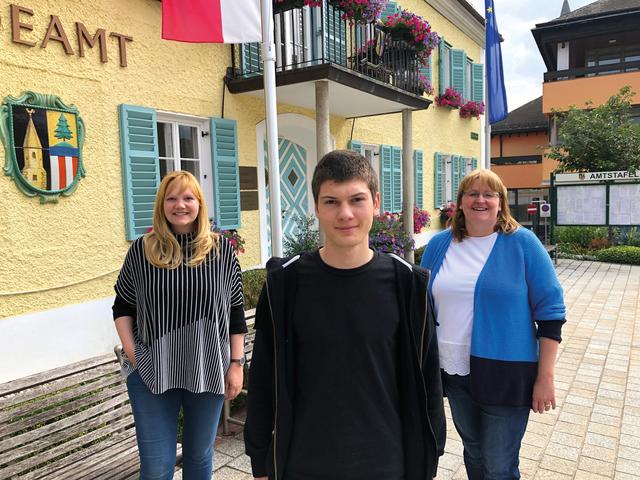 Bürgermeisterin Elisabeth Feichtinger und Lehrlingsbeauftragte Sabine Brunner gratulieren Christian Hauser zum bestandenen Lehrabschluss.