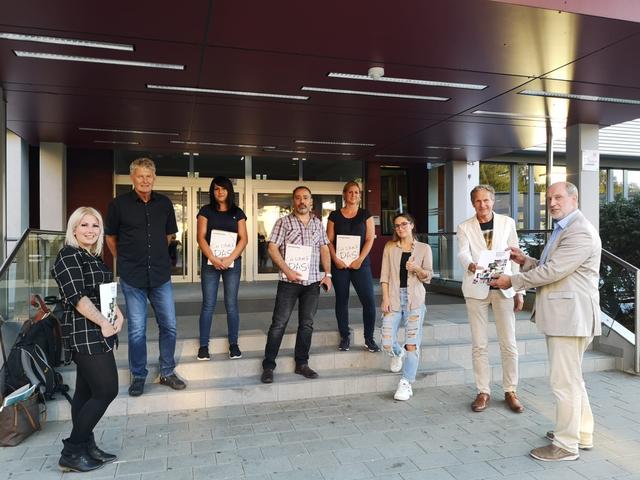Wilfried Hude, Rudolf Altersberger (von rechts), Lehrer Roman Lauchard (2. v. links) und Schüler*innen aus dem Gailtal, die den langen Weg nach Villach in Kauf nehmen, weil in Hermagor heuer keine Klasse zustande gekommen ist.