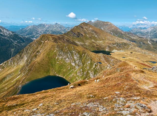 Zu sehen ist links der Twengeralmsee und rechts der Schönalmsee.