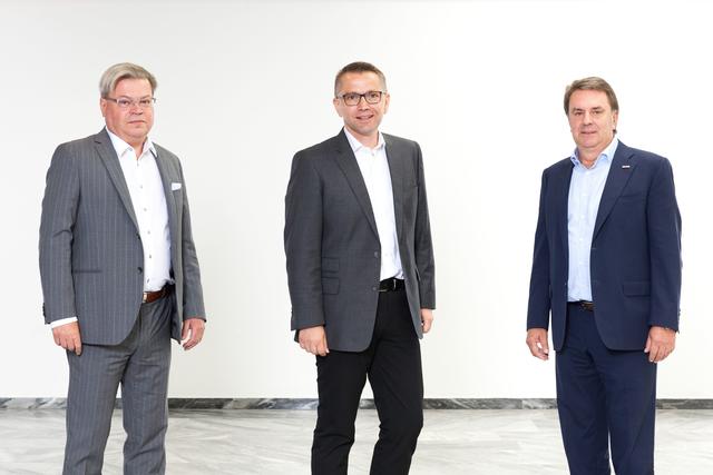 Landesobmann und WKNÖ-Präsident Wolfgang Ecker und WBNÖ-Direktor Harald Servus gratulieren Andreas Anibas zur Wahl als Fachgruppen-Obmann.