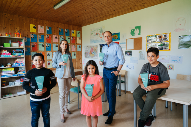  Schultüten für den Schulstart: Oliver Heinrich, Finanzvorstand von Infineon Austria, und Mag. Marion Fercher, kaufmännische Geschäftsführerin der Caritas Kärnten, mit Kindern des Caritas Lerncafés in Villach. | Foto: Infineon