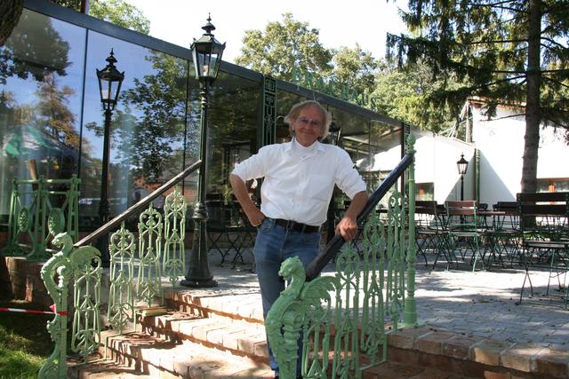 Ernst Hrabalek beim Aufgang zum künftigen Biergarten. Hier findet man noch alte Ziegel als Stufen. | Foto: Karl Pufler