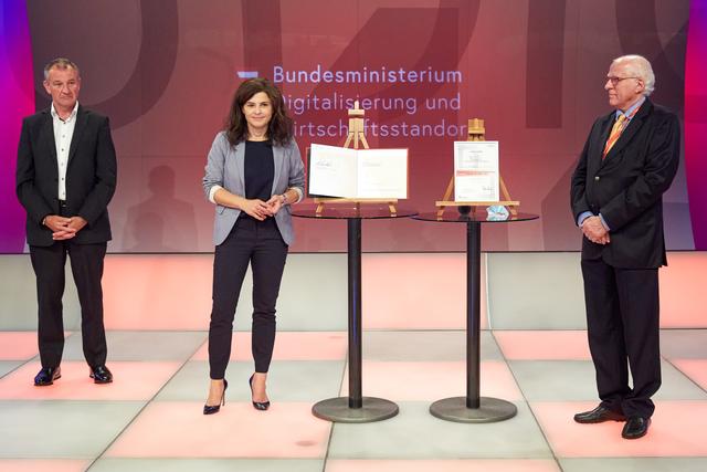Franz Peter Walder (geschäftsführender Vorstand, AFQM und Member of the Board, Quality Austria), Maria Ulmer (Stellvertretende Generalsekretärin des Bundesministeriums für Digitalisierung und Wirtschaftsstandort und Sektionschefin der Sektion 1 „Digitalisierung und E-Government”) und Walter Titze (Kompetenzzentrum Gesundheit Attersee Süd, Ordination Dr. Walter Titze) (v.l.).