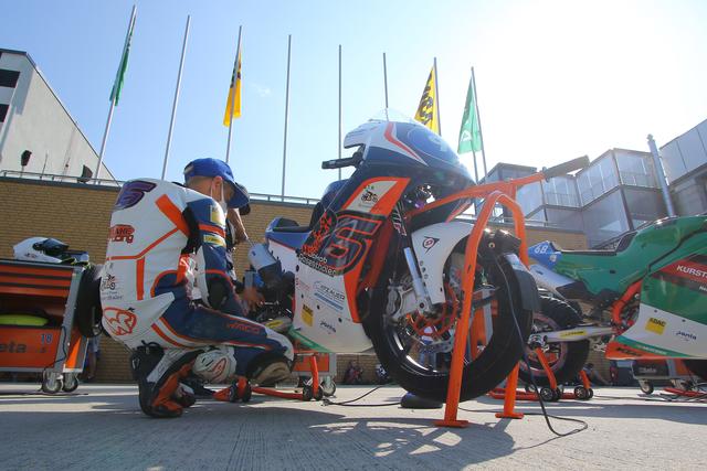 Volle Konzentration vor dem Start bei Jakob Rosenthalter – wie bei Vorbild Valentino Rossi. | Foto: Northern Talent Cup/Dorna