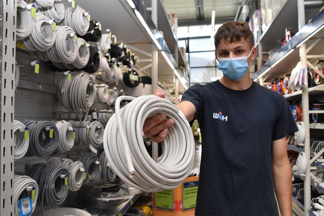 Lehrling Antonio Tramisak (17) ist derzeit im 2. Lehrjahr und trägt die Verantwortung in der Elektroabteilung. | Foto: Michael Kendlbacher