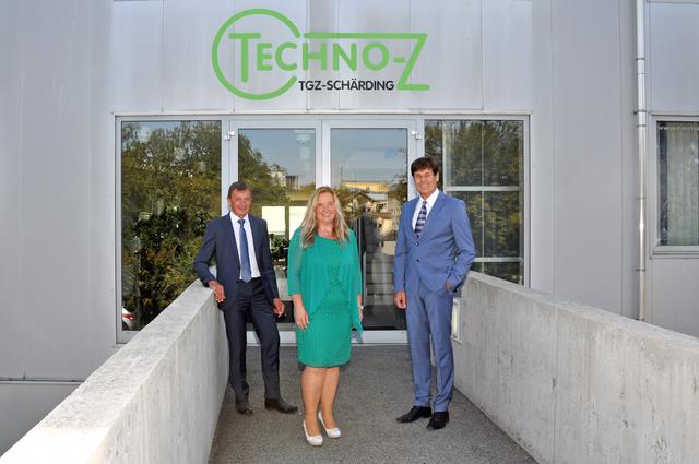 Matthias Breidt und Karin Wallerstorfer-Rögl von Raffeisenbank Region Schärding geben mit Schärdings Bürgermeister Franz Angerer die Neuerung bekannt. | Foto: Raiffeisenbank Region Schärding