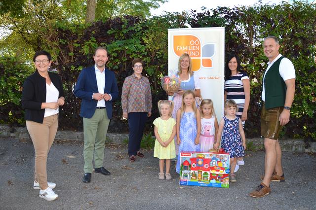 Manuela Gschwandtner (Obfrau Familienbund-Bezirksgruppe Vöcklabruck), OÖ Familienbund-Landesobmann Bernhard Baier, Stadträtin Elisabeth Kölblinger, Gisela Bauer (Leiterin Familienbundzentrum Regau-Vöcklabruck), Ana Aigner (OÖ Familienbund-Geschäftsführerin Stvellvertreterin) und Bürgermeister Christian Mader. | Foto: Familienbund OÖ