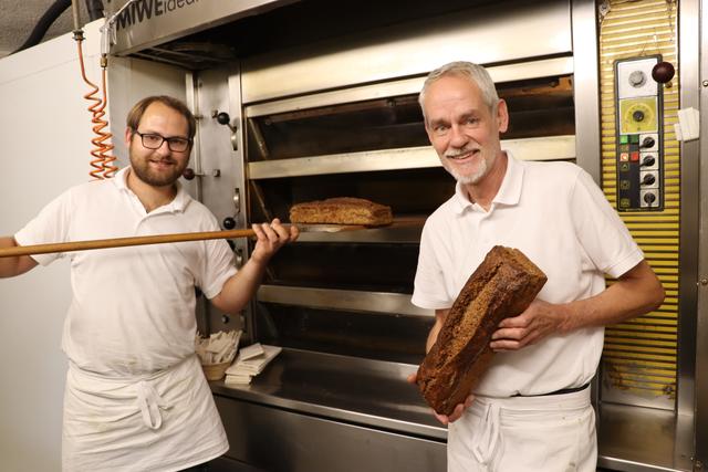Alexander und Fritz Puckl backen in der Wietinger Backstube Finnenbrot.