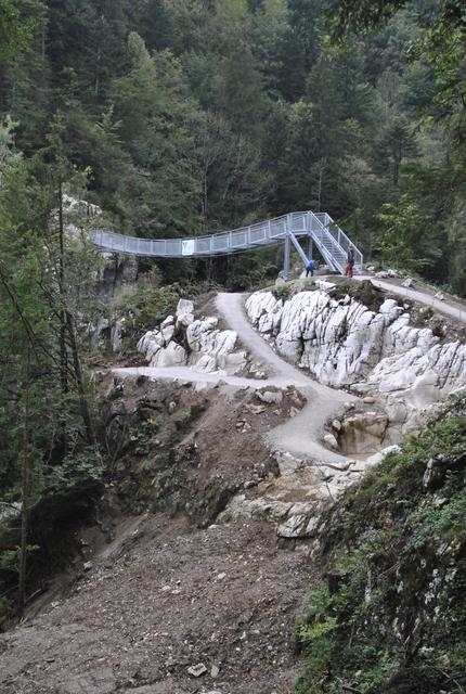 Die neue Hängebrücke mit den Gletschermühlen im Vordergrund.