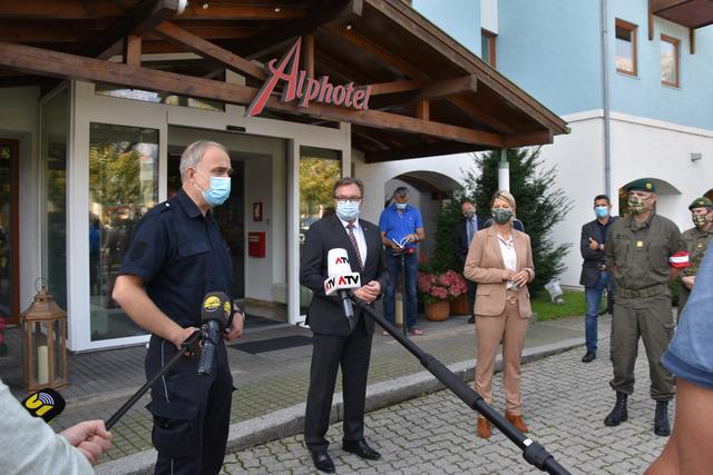 Elmar Rizzoli (l.) ist der Einsatzleiter des Corona-Stabes und somit auch verantwortlich für das Corona-Zentrum, das nicht nur die Telefonate bezüglich Contact-Tracing ermöglicht, sondern auch eine künftige Screeningstraße und ein Quarantäne-Hotel