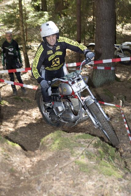 Sepp Fischer aus Ulrichsberg hat sich dem Motorrad-Trial-Sport verschrieben.