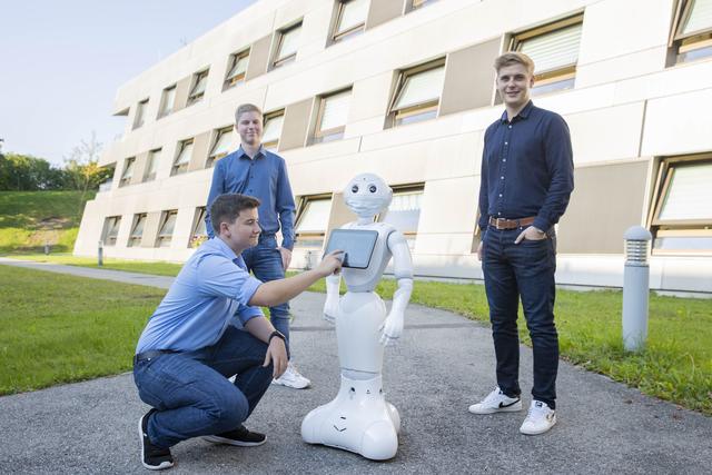Die Lehrlinge der Salzburg AG statteten Roboter Pepper im Digital Lab der Salzburg AG mit ihren besonderen Fähigkeiten aus.