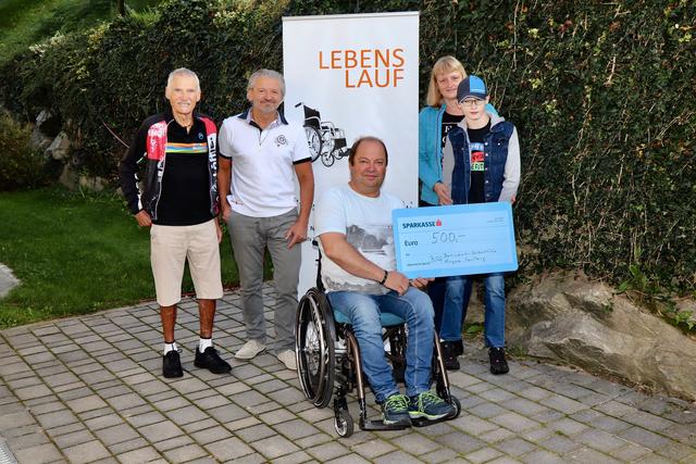 Ulrich Mattersberger, Robert Narnhofer und Albin Weber überreichten den Scheck an Marcel Baumegger und Mama Christine.
