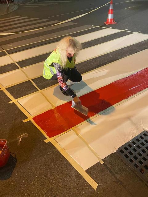 Bezirksvizin Susanne Wessely nahm den Pinsel beim Landstraßer Regenbogen-Zebrastreifen selber in die Hand.