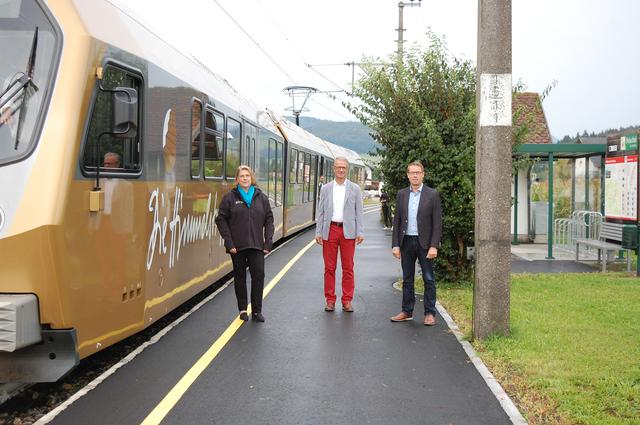 Niederösterreich Bahnen Geschäftsführerin Barbara Komarek, Bürgermeister Peter Kalteis und Mariazellerbahn Dienststellenleiter Anton Hackner am Bahnhof Weinburg.