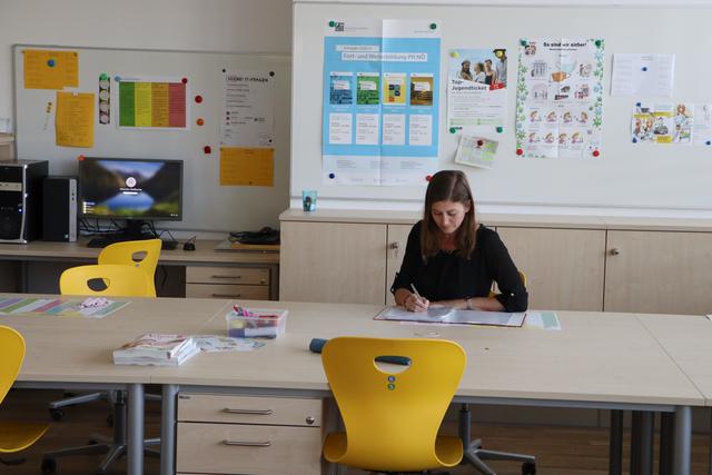 Im Lehrerzimmer verfügt jeder Pädagoge über einen eigenen Schreibtisch. | Foto: Potmesil
