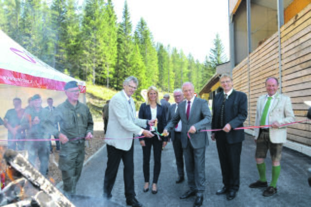 Gemeinsam durchschnitten Oberst Manfred Hofer, Brigadier Heinz Zöllner, Hofrat Johannes Sailer, Bundesrätin Isabella Kaltenegger, Bgm. Hannes Dolleschall, Landesrat Hans Seitinger, Bioenergie-Chef Jakob Edler und Bgm. Peter Bacher (v. l.) am TÜPL das Eröffnungsband und übergaben damit das Bioenergie-Heizwerk seiner Bestimmung.