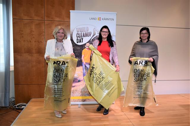 Klagenfurts Bürgermeisterin Maria-Luise Mathiaschitz, Umwelt-Landesrätin Sara Schaar und Marika Lagger-Pöllinger, Bürgermeisterin der Gemeinde Lendorf, präsentierten das neue einheitliche Müll-Sammelkonzept (von links).