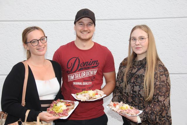 Gut schmecken liesen es sich auch Jacqueline Weiß, Christoph Maier und Laura Binder | Foto: Peter Pugganig