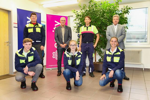 Hinten v.l.n.r.: Bence Hegyesi, Lehrling Elektrotechnik; Thomas Strasser, Geschäftsführer Essity Österreich; Florian Schweiger, Lehrlingsbeauftragter bei Essity in Ortmann; Andreas Greiner, Werksleiter bei Essity in Ortmann; Vorne v.l.n.r.: Sebastian Weißenberger, Lehrling Papiertechnik; Lena Schneidhofer, Lehrling Papiertechnik; Miriam Ströbinger, Lehrling Elektrotechnik;