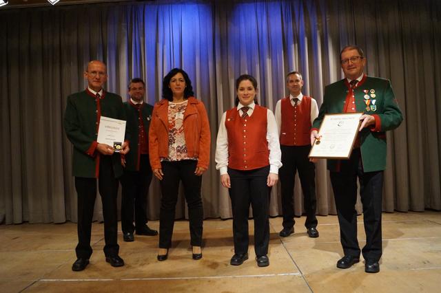 Der scheidende Obmann Herbert Nast, Obfrau-Stellvertreter Andreas Thomaso, Obfrau Dr. Andrea Pichler, Kapellmeisterin Mag. Michaela Gasser, Obfrau-Stellvertreter Johann Scheibelreiter, Ehrenkapellmeister Bernhard Hilbinger