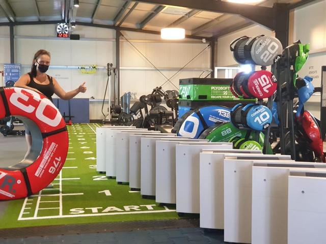 Diese leistungsstarken dezentralen Hepa Luftfilter wurden in allen Studios von "Now Fit", auch in Liefering, installiert. Sie filtern die Studioluft rund um die Uhr und entsorgen Viren, Bakterien, Pollen und Staub direkt aus der Luft.