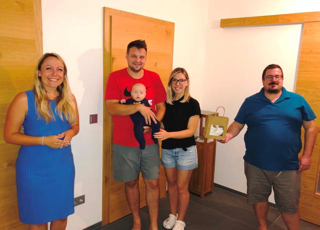 Julia Wagentristl und Kurt Rothleitner überbrachten ihre Glückwünsche an Samantha Klawatsch, Martin Lichtenberger und Sohn Lucas in Baumgarten
