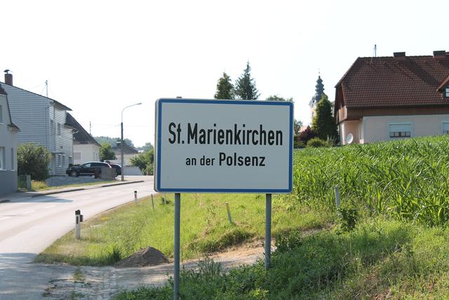 Die Frau wurde bei dem Unfall in St. Marienkirchen schwer verletzt und nach der Erstversorgung in das Klinikum Wels eingeliefert.