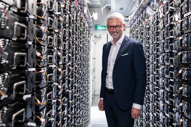 Michael Strugl im Batterie-Container