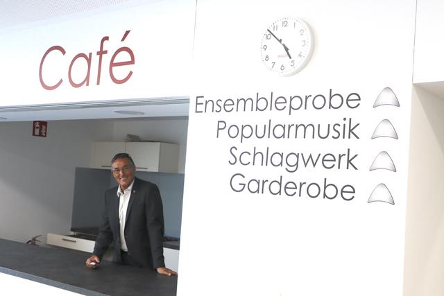 Vor dem Veranstaltungssaal gibt es ein Café. | Foto: Potmesil