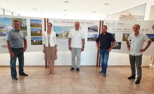 Bürgermeister Paul Mahr, Leader-Geschäftsführerin Magdalena Hellwagner, Vizebgm. Michael Fischer, Markus Birner, Leiter des Stadtamtes  Mario Pichler (v.l.)
 | Foto: Stadt Marchtrenk