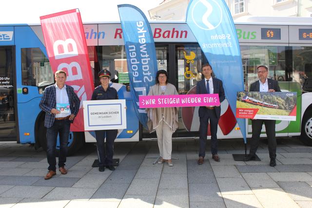 Gemeinsam für sanfte Mobilität: Bürgermeister Kurt Wallner, eine Vertreterin der Exekutive, LAbg. Helga Ahrer, Stadtwerke-Direktor Ronald Schindler und Regionalmanager ÖBB Personenverkehr Steiermark Peter Wallis (v.l.).