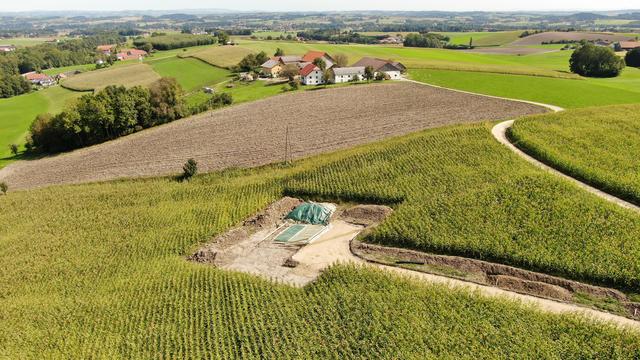 Für die 110 KV Hochstromleitung werden derzeit 76 Masten errichtet. Die meisten davon in Taiskirchen. Bei den Baggerungen eines Mastens stieß man nun auf eine Mülldeponie. | Foto: Doms/BRS