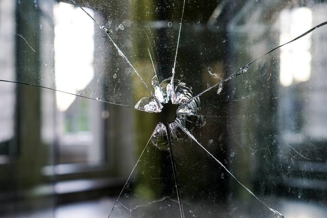 Der Leherberuf Glasbautechniker erfordert einiges an Fachwissen, welches man sich in der drei- oder vierjährigen Ausbildung aneignen kann.
