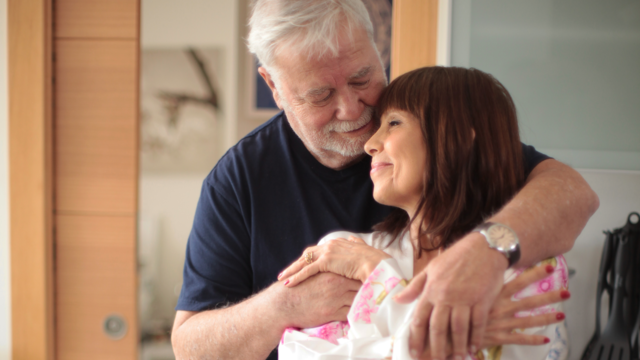 "Love in Suspenders": Eine gut situierte Seniorin stößt auf einen sozial engagierten Rentner. Die Familien sind nicht begeistert. Ihr Ehemann ebenso wenig. Wie wird sich diese Beziehung entwickeln?