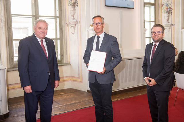 Werner Namor (m.) wurde von Landeshauptmann Hermann Schützenhöfer für sein Wirken im Landesdienst mit dem Berufstitel „Regierungsrat“ ausgezeichnet.