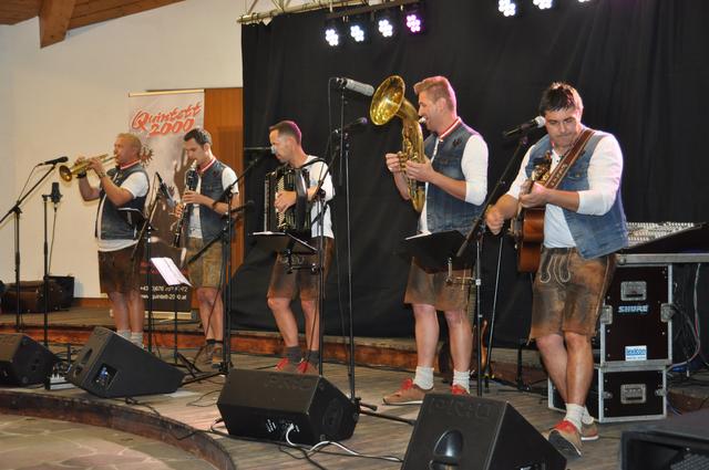 Die fünf Vollblutmusiker vom „Quintett 2000“ präsentierten im Musikpavillon Erpfendorf ihre neue CD „Wir kriegen nie genug“.       | Foto: Gernot Schwaiger