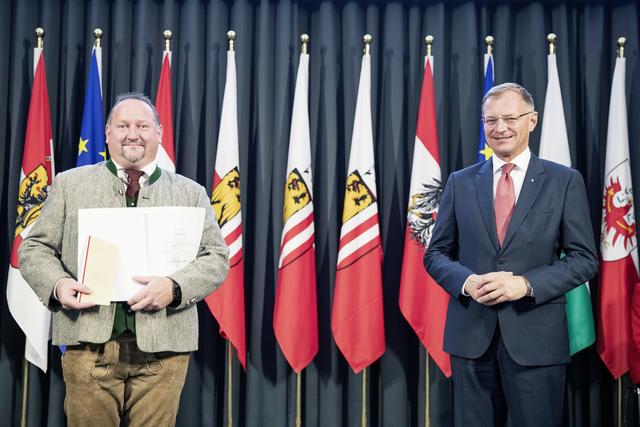 Landeshauptmann Thomas Stelzer überreicht den Con Bravura Preis an den Musikverein Pinsdorf.
