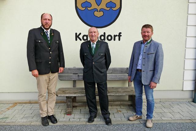 Runder Geburtstag: Bgm. Thomas Teubl (l.) und Vzbgm. Martin König gratulierten Bgm. a. D. Johann Safner zum 80er.
