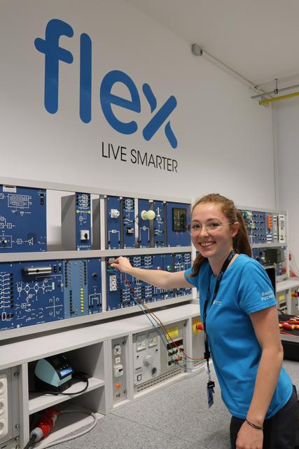 Emilia Pucher lernt Mikrotechnik und Elektrobetriebstechnik.