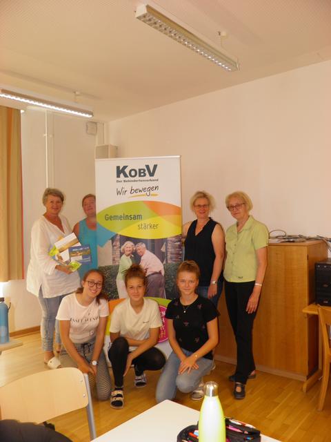 Knieend: Nadine Löschenbrand, Marlene Stiedl und Marie-Sophie Kimmel.
Stehend: Renate Rossmann (KOBV), Sonja Aigner (BASOP), Irmela Stroh-Schally (BASOP) und Gabi Brantner (KOBV). | Foto: KOBV