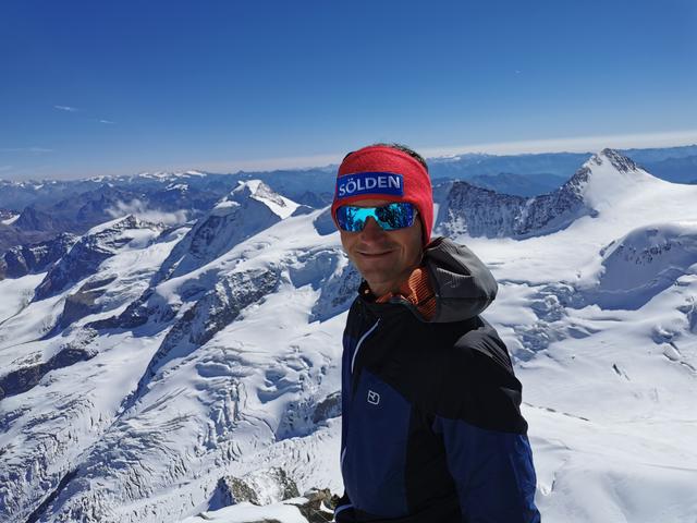 Thomas Kammerlander vor einem beeindruckenden Alpenpanorama in der Schweiz. | Foto: Kammerlander