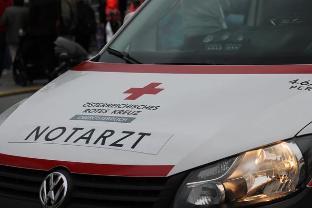 Der Arbeiter wurde nach notärztlicher Versorgung ins Spital gebracht (Symbolfoto).