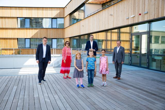 Neue Ganztagsvolksschule am Erilaweg (v.l.): Bildungsstadtrat Jürgen Czernohorszky (SPÖ), Direktorin  Andrea Fischer, Bildungsdirektor Heinrich Himmer und Bezirksvorsteher Gerald Bischof (SPÖ). | Foto: BV23