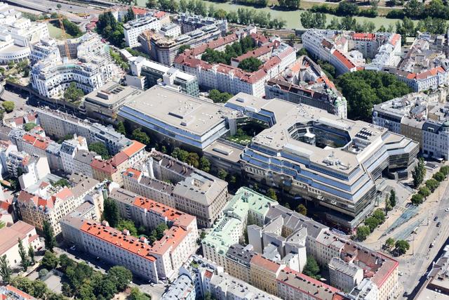 So sieht es derzeit noch am Franz-Josefs-Bahnhof aus: Das markante Glasgebäude soll frühestens nächstes Jahr abgebrochen werden.