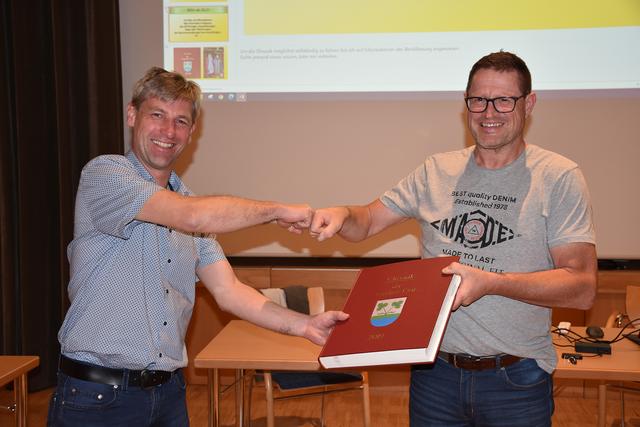 Bürgermeister Hansjörg Falkner und Chronist Sieghard Schöpf.